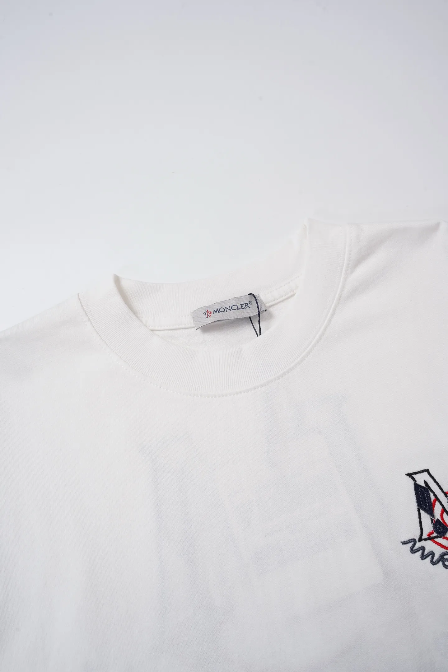 Moncler/ 2026Retro M T Moncler 2026New Arrival Retro M ， Black White Same Style。 ， ， ； ， Breathable ， + ， 。 ， Retro ， ， 。 Size：XS S M L ：Black White